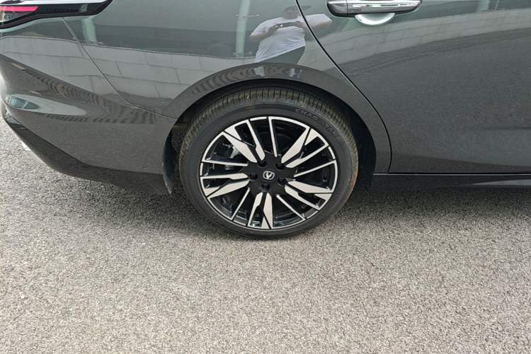Used CHANGAN Eado 2026 Model, Fourth Generation, 1.5T 500Bar Smart Enjoyment Edition Right Rear Wheel Hub