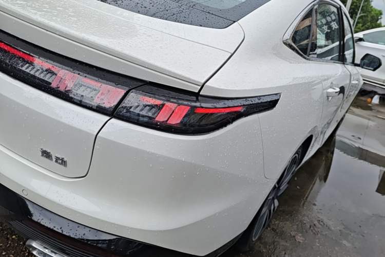 Used CHANGAN Eado 2026 Model, Fourth Generation, 1.5T 500Bar Smart Enjoyment Edition Right Rear Taillight
