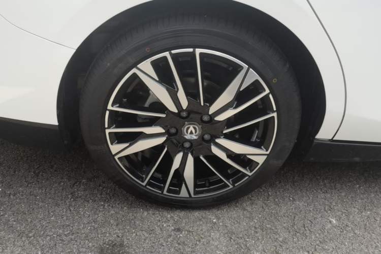 Used CHANGAN Eado 2026 Model, Fourth Generation, 1.5T 500Bar Smart Enjoyment Edition Right Rear Wheel Hub