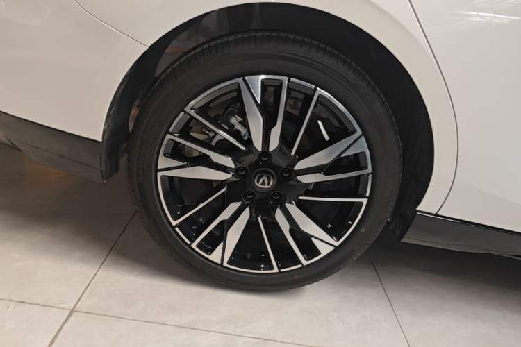 Used CHANGAN Eado 2026 Model, Fourth Generation, 1.5T 500Bar Smart Enjoyment Edition Right Rear Wheel Hub