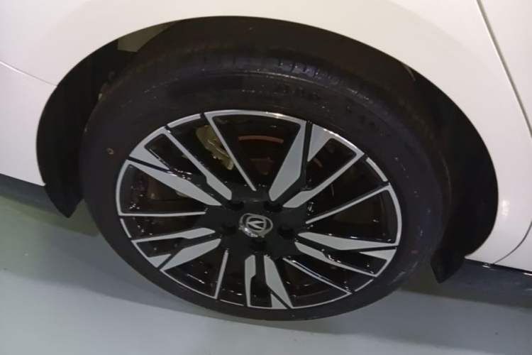 Used CHANGAN Eado 2026 Model, Fourth Generation, 1.5T 500Bar Smart Enjoyment Edition Right Rear Wheel Hub