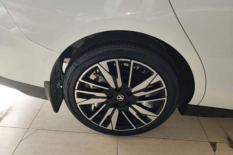 Used CHANGAN Eado 2026 Model, Fourth Generation, 1.5T 500Bar Smart Enjoyment Edition Right Rear Wheel Hub