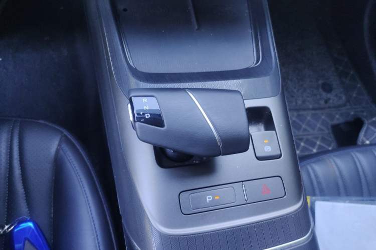 Used CHANGAN Eado DD 2023 Blue Whale NE 1.5T GDI DCT Navigation Model Gear Lever