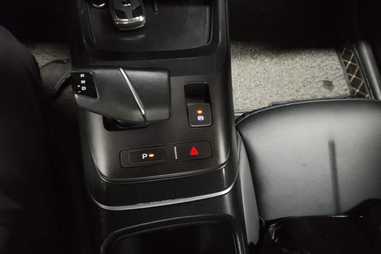 Used CHANGAN Eado DD 2023 Blue Whale NE 1.5T GDI DCT Navigation Model Gear Lever