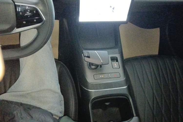 Used CHANGAN Eado DD 2023 Blue Whale NE 1.5T GDI DCT Navigation Model Gear Lever