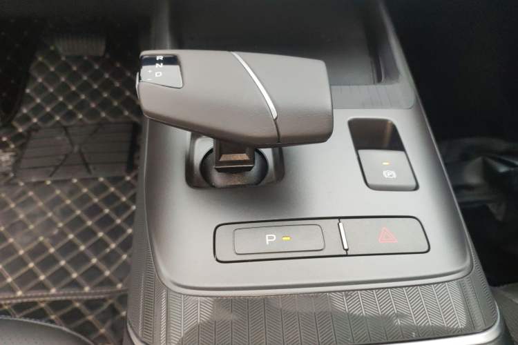 Used CHANGAN Eado DD 2023 Blue Whale NE 1.5T GDI DCT Luxury Edition Gear Lever