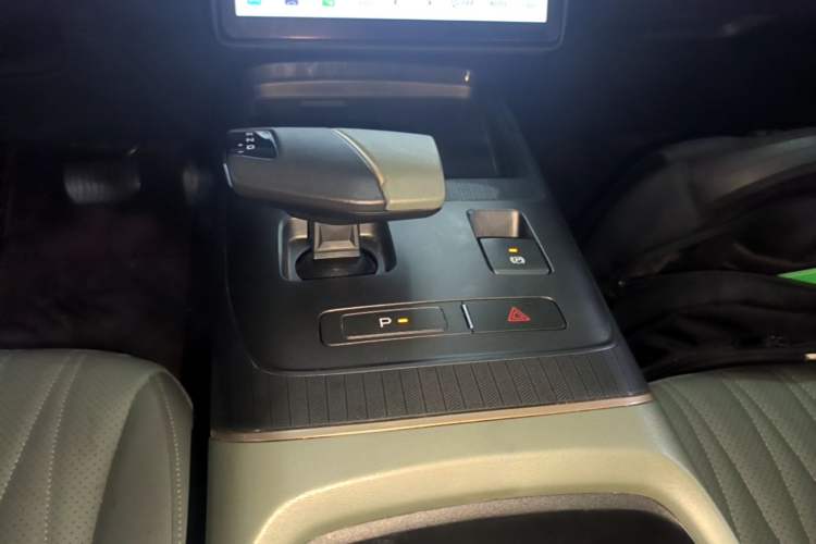 Used CHANGAN Eado DD 2023 Blue Whale NE 1.5T GDI DCT Navigation Model Gear Lever