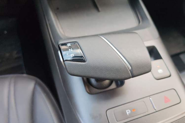 Used CHANGAN Eado DD 2023 Blue Whale NE 1.5T GDI DCT Navigation Model Gear Lever
