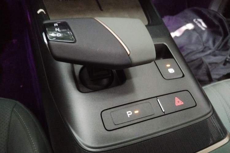 Used CHANGAN Eado DD 2023 Blue Whale NE 1.5T GDI DCT Navigation Model Gear Lever