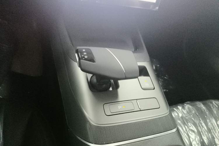 Used CHANGAN Eado DD 2023 Blue Whale NE 1.5T GDI DCT Navigation Model Gear Lever