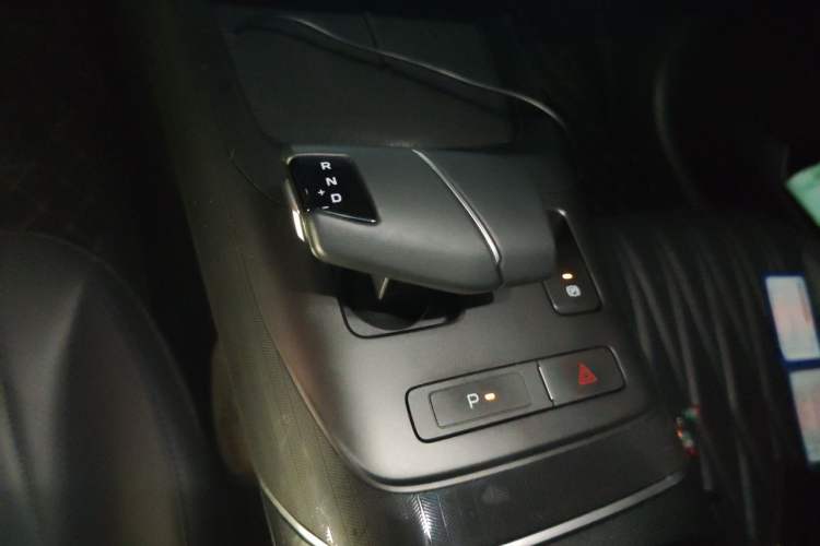 Used CHANGAN Eado DD 2023 Blue Whale NE 1.5T GDI DCT Navigation Model Gear Lever