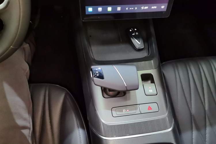 Used CHANGAN Eado DD 2023 Blue Whale NE 1.5T GDI DCT Navigation Model Gear Lever
