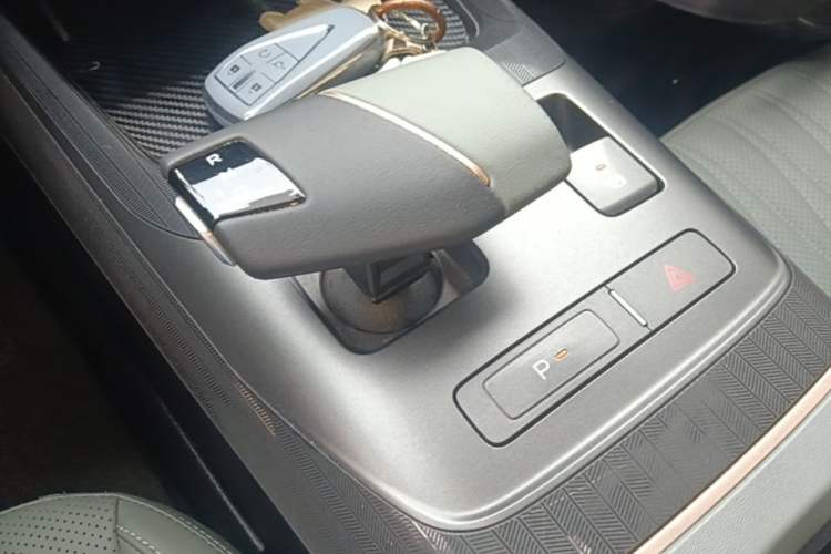Used CHANGAN Eado DD 2023 Blue Whale NE 1.5T GDI DCT Navigation Model Gear Lever