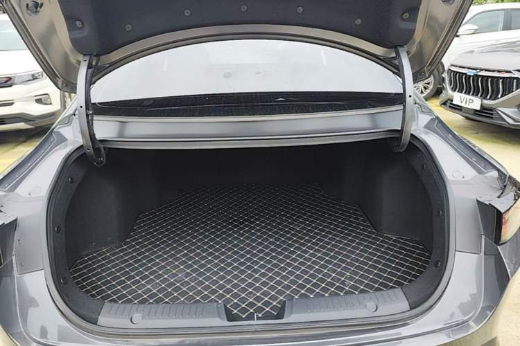 Used CHANGAN Eado DD 2023 Blue Whale NE 1.5T GDI DCT Luxury Edition Trunk