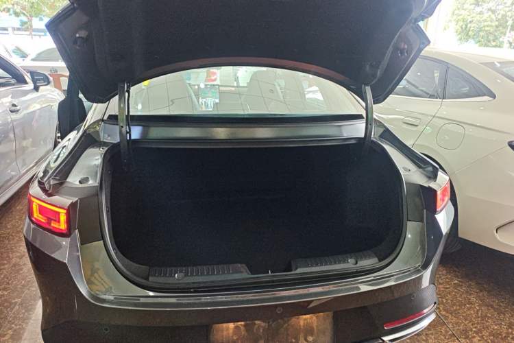 Used CHANGAN Eado DD 2023 Blue Whale NE 1.5T GDI DCT Luxury Edition Trunk