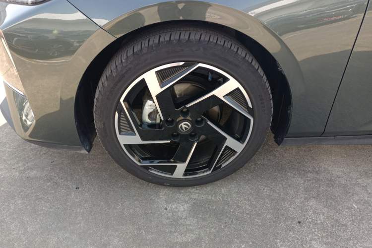Used CHANGAN Eado DD 2023 Blue Whale NE 1.5T GDI DCT Flagship Model Left Front Wheel Hub