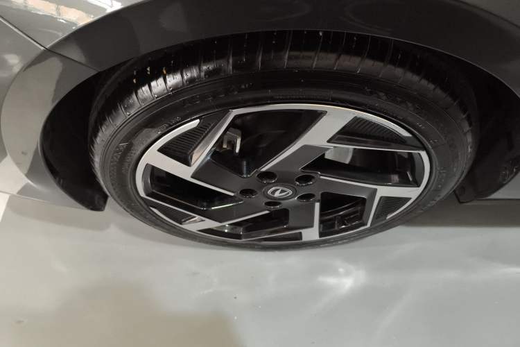 Used CHANGAN Eado DD 2023 Blue Whale NE 1.5T GDI DCT Flagship Model Left Front Wheel Hub