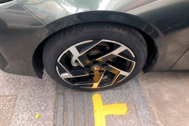 Used CHANGAN Eado DD 2023 Blue Whale NE 1.5T GDI DCT Flagship Model Left Front Wheel Hub
