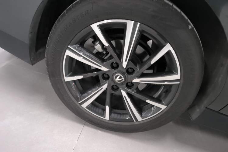 Used CHANGAN Eado DD 2023 Blue Whale NE 1.5T GDI DCT Navigation Model Right Rear Wheel Hub