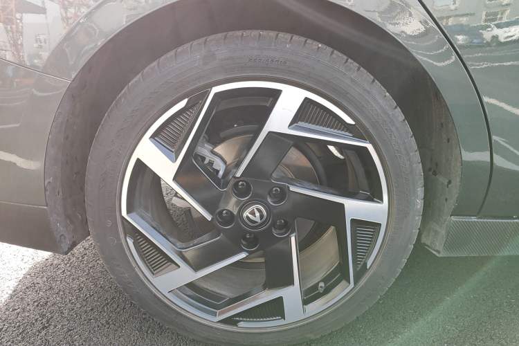 Used CHANGAN Eado DD 2023 Blue Whale NE 1.5T GDI DCT Flagship Model Right Rear Wheel Hub