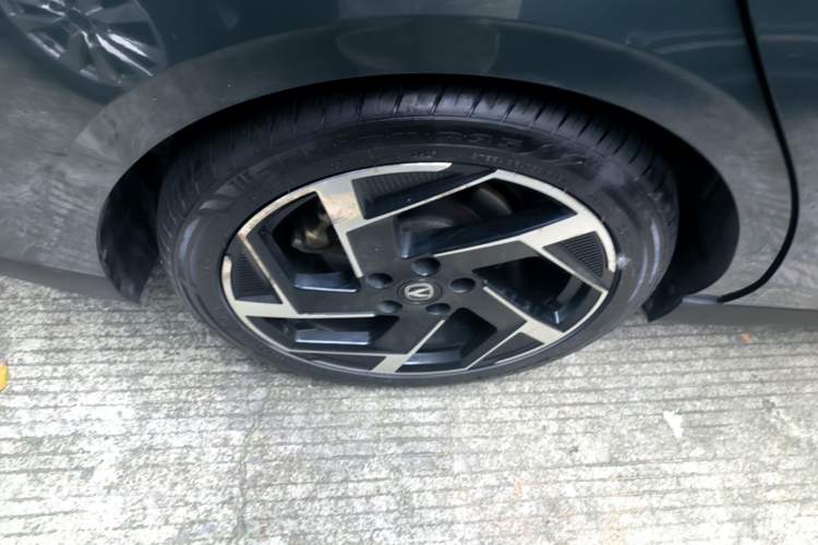 Used CHANGAN Eado DD 2023 Blue Whale NE 1.5T GDI DCT Flagship Model Right Rear Wheel Hub