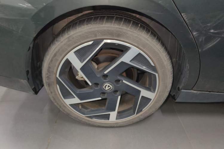 Used CHANGAN Eado DD 2023 Blue Whale NE 1.5T GDI DCT Flagship Model Right Rear Wheel Hub