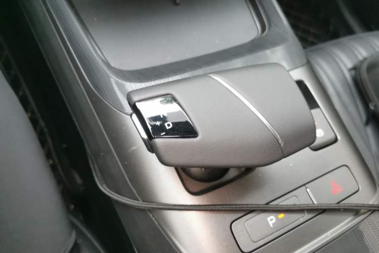 Used CHANGAN Eado DD 2023 Blue Whale NE 1.5T GDI DCT Navigation Model Gear Lever