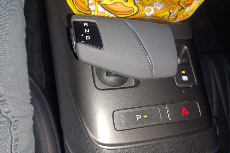 Used CHANGAN Eado DD 2023 Blue Whale NE 1.5T GDI DCT Navigation Model Gear Lever