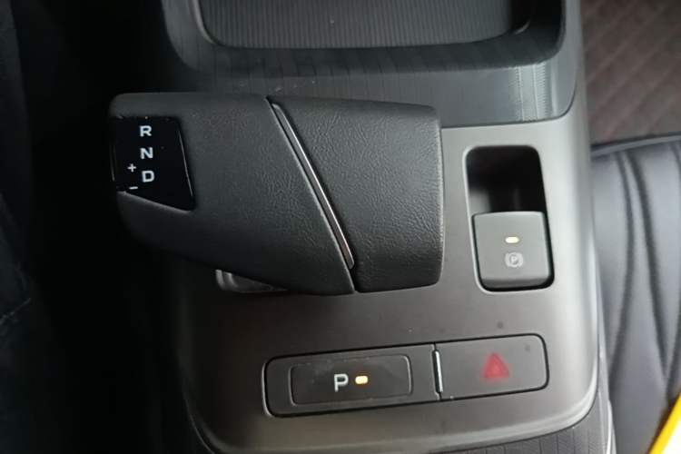 Used CHANGAN Eado DD 2023 Blue Whale NE 1.5T GDI DCT Navigation Model Gear Lever