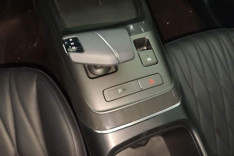 Used CHANGAN Eado DD 2023 Blue Whale NE 1.5T GDI DCT Navigation Model Gear Lever