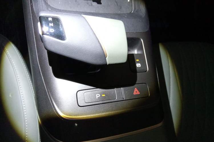 Used CHANGAN Eado DD 2023 Blue Whale NE 1.5T GDI DCT Navigation Model Gear Lever