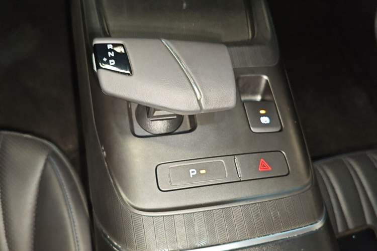 Used CHANGAN Eado DD 2023 Blue Whale NE 1.5T GDI DCT Navigation Model Gear Lever