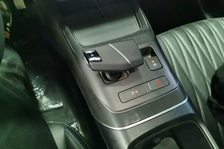 Used CHANGAN Eado DD 2023 Blue Whale NE 1.5T GDI DCT Navigation Model Gear Lever