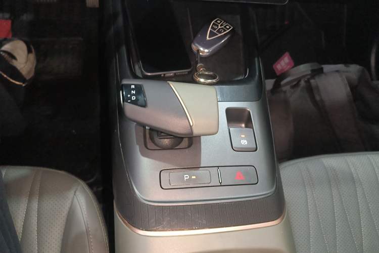 Used CHANGAN Eado DD 2023 Blue Whale NE 1.5T GDI DCT Navigation Model Gear Lever