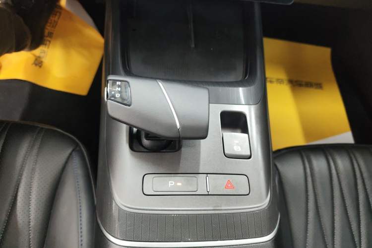 Used CHANGAN Eado DD 2023 Blue Whale NE 1.5T GDI DCT Navigation Model Gear Lever