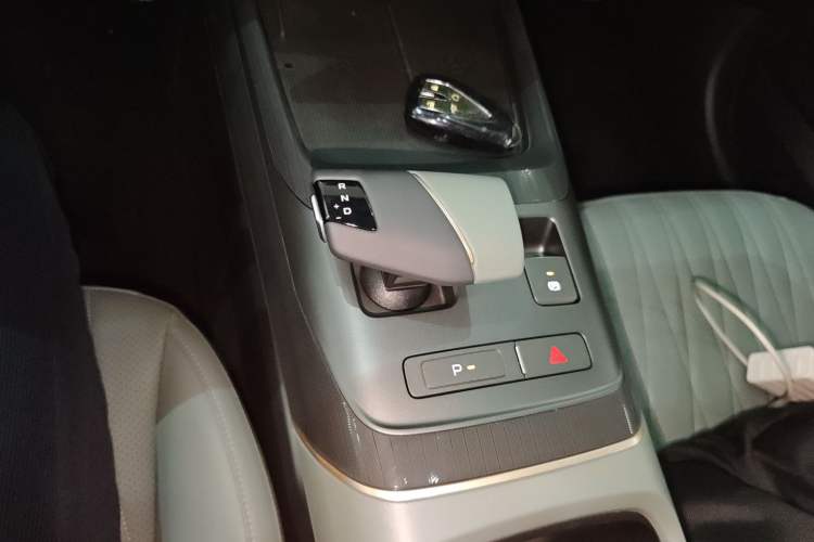 Used CHANGAN Eado DD 2023 Blue Whale NE 1.5T GDI DCT Navigation Model Gear Lever