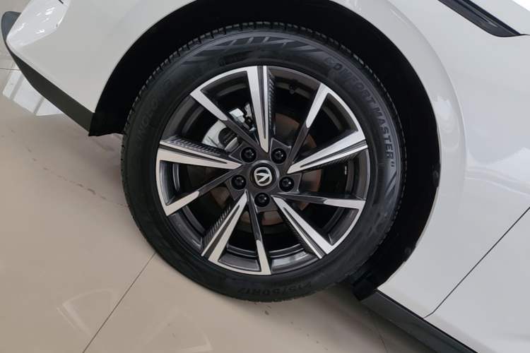 Used CHANGAN Eado DD 2023 Blue Whale NE 1.5T GDI DCT Navigation Model Left Front Wheel Hub
