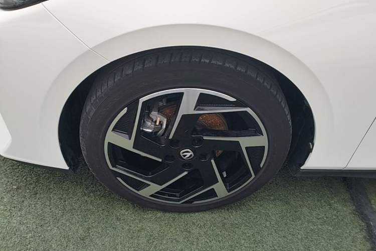 Used CHANGAN Eado DD 2023 Blue Whale NE 1.5T GDI DCT Flagship Model Left Front Wheel Hub