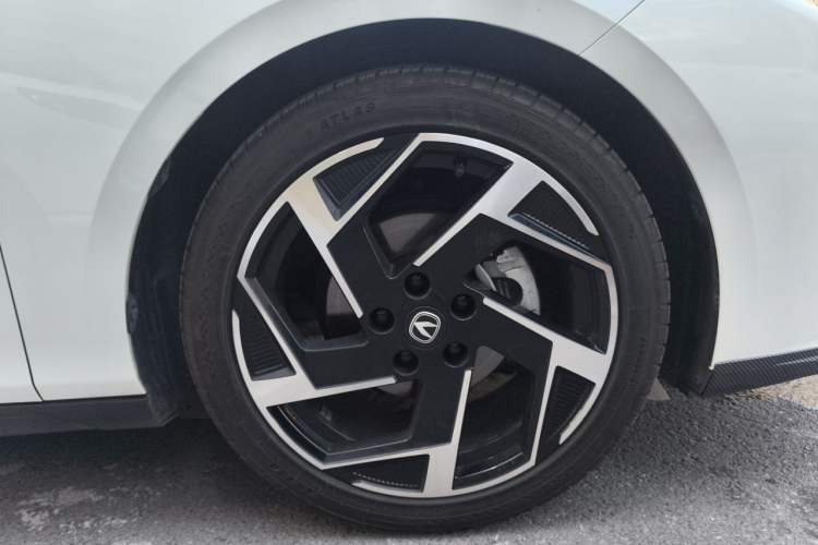 Used CHANGAN Eado DD 2023 Blue Whale NE 1.5T GDI DCT Flagship Model Right Front Wheel Hub