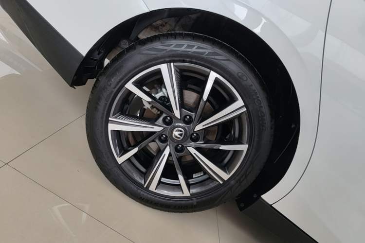 Used CHANGAN Eado DD 2023 Blue Whale NE 1.5T GDI DCT Navigation Model Right Rear Wheel Hub