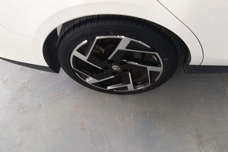 Used CHANGAN Eado DD 2023 Blue Whale NE 1.5T GDI DCT Flagship Model Right Rear Wheel Hub