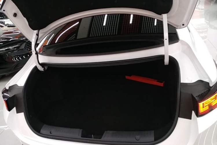 Used CHANGAN Eado DD 2023 Blue Whale NE 1.5T GDI DCT Luxury Edition Trunk