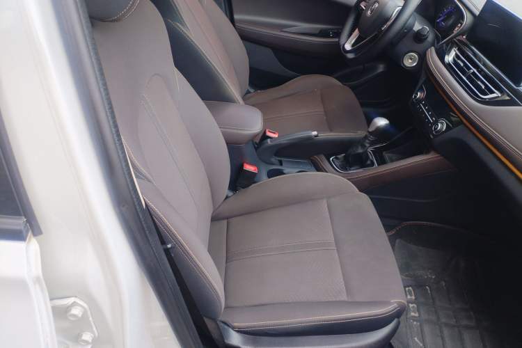 Used CHANGAN Eado DT 2018 1.6L Manual Comfort Model Interior 5