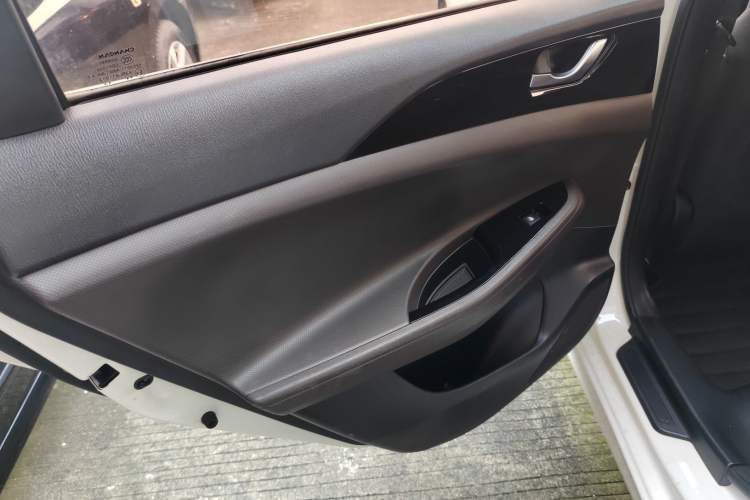 Used CHANGAN Eado DT 2018 1.6L Manual Comfort Model Interior 6