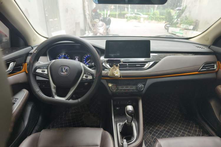 Used CHANGAN Eado DT 2019 1.6L Manual Enjoyment Model China VI Standard Center Console