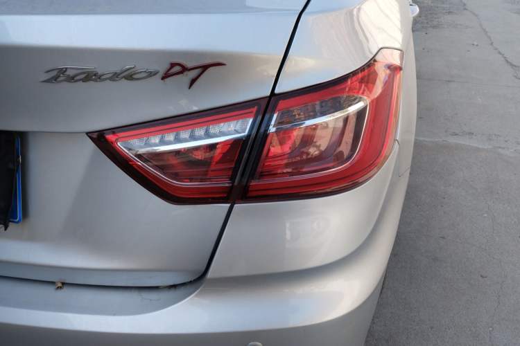 Used CHANGAN Eado DT 2019 1.6L Automatic Smart Enjoyment Model China VI Standard Exterior 3