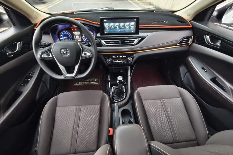 Used CHANGAN Eado DT 2019 1.6L Manual Comfort Model China VI Standard Audio And AC Panel