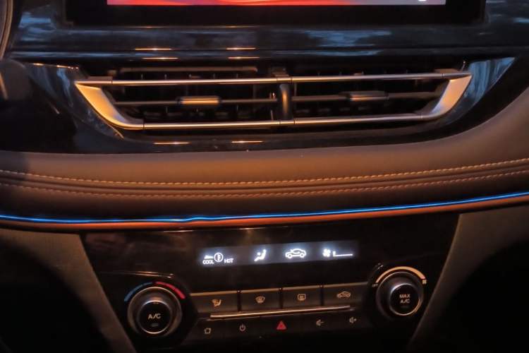 Used CHANGAN Eado DT 2019 1.6L Manual Comfort Model China VI Standard Audio And AC Panel