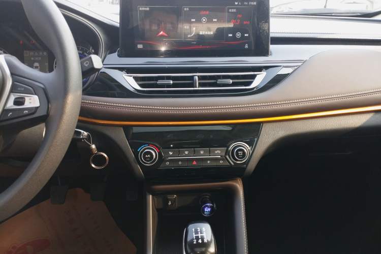 Used CHANGAN Eado DT 2019 1.6L Manual Comfort Model China VI Standard Audio And AC Panel