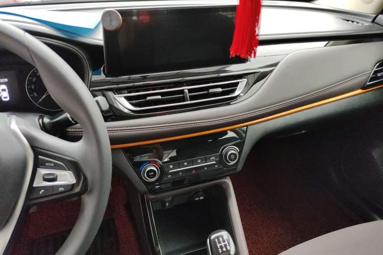 Used CHANGAN Eado DT 2019 1.6L Manual Comfort Model China VI Standard Audio And AC Panel